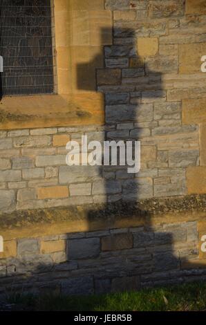 Ombre d'un mur contre l'église monument pierre tombale Banque D'Images