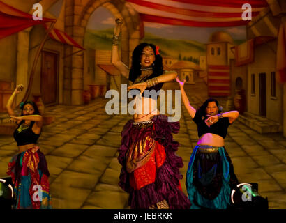 Style Fusion belly dancers performing on stage Banque D'Images