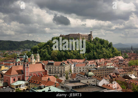 Château de Ljubljana colline historique donnant sur la vieille ville de Ljubljana, capitale de la Slovénie avec triple pont et l'hôtel de ville sous ciel nuageux Banque D'Images