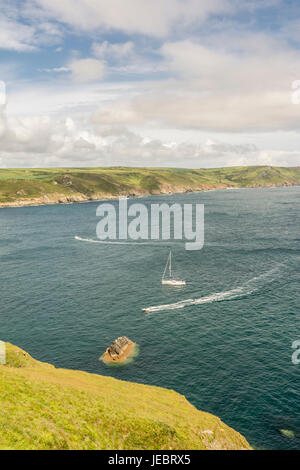 À la recherche à travers la barre à l'embouchure du port de Salcombe, Devon, UK. Banque D'Images