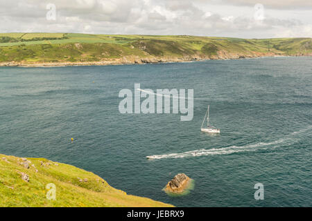 À la recherche à travers la barre à l'embouchure du port de Salcombe, Devon, UK. Banque D'Images