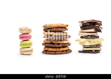 Vue avant de macarons, biscuits et barres chocolatées isolated on white Banque D'Images