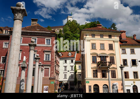 Colonnes sur Joze Plecnik's cordonniers Bridge à Cankar Quay jusqu'à jusqu'à des maisons et la colline du Château de Ljubljana Ljubljana Slovénie Banque D'Images