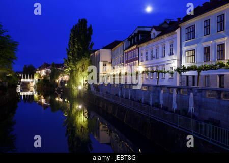 Les cordonniers Pont et maisons qui se reflètent sur le canal de la rivière Ljubljanica calme au clair de lune à l'aube à Ljubljana Slovénie Banque D'Images