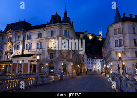 À l'aube de la rue Stritar entre Kresija Building et Philip Hôtel particulier vers la colline du Château de Ljubljana à partir de la triple pont, dans la vieille ville de Ljubljana Slovénie Banque D'Images