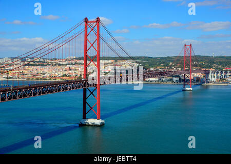 25 avril Pont sur le Tage et Lisbonne Portugal Almada eu Europe Banque D'Images