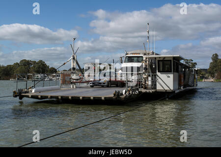 La Bruyere, Australie du Sud, Australie - Aug 13, 2016 : les véhicules transportés sur le ferry à La Bruyere, sur la rivière Murray, en Australie du Sud Banque D'Images