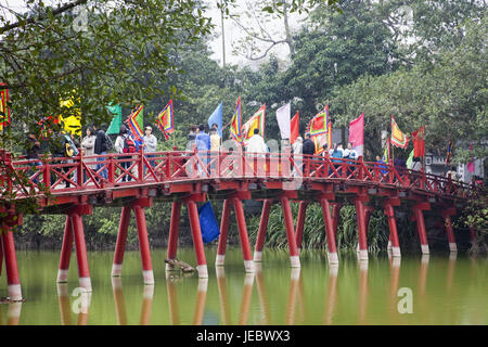 Vietnam, Hanoi, le lac Hoan Kiem, Huc bridge, passant, Banque D'Images