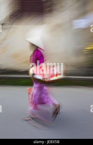 Vietnam, Hoi An, en Vieille Ville, scène de rue, Femme au chapeau typique, flou, Banque D'Images