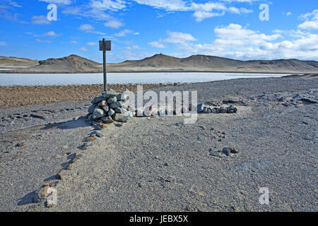 L'Afrique, la Namibie, la région d'Erongo, désert du Namib, le Sud-Ouest africain, Namib, désert de pierre, salt lake, lac, pierres, signe, panneau en bois, conseil, orientation, Banque D'Images