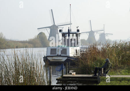 La Hollande, Pays-Bas, province de Nordholland, Kinderdijk, pêcheur dans le canal, Banque D'Images