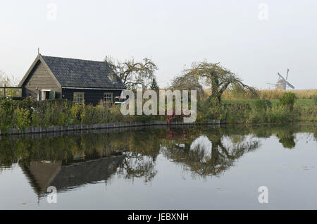 La Hollande, Pays-Bas, province de Nordholland, Kinderdijk, chambre dans le canal des Moulins, à l'arrière-plan Banque D'Images