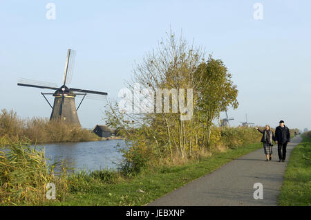 La Hollande, Pays-Bas, province de Nordholland, Kinderdijk, poussette dans les moulins à vent, Banque D'Images