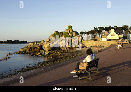 Europe, France, Bretagne, Côte d'Armor, Port-Blanc, les touristes sur une banque, Banque D'Images