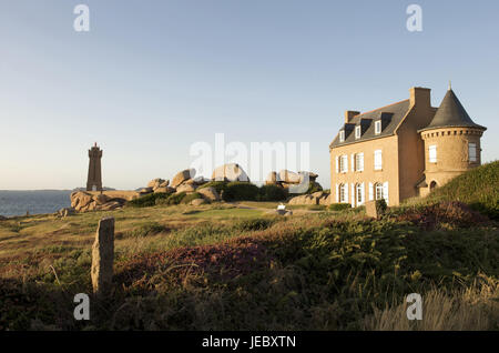 Europe, France, Bretagne, Côte de granit rose, Perros-Guirec, bâtiment en arrière-plan, roche de granit Banque D'Images