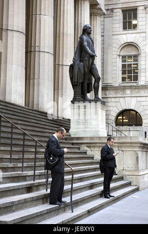 Les USA, l'Amérique, New York, Manhattan, Wall Street, la statue de George Washington, deux hommes sur les marches avant que le gouvernement fédéral son, Banque D'Images