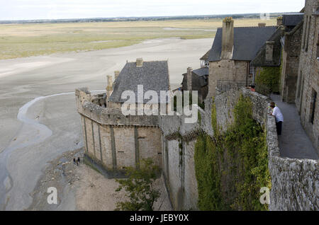 Europe, France, Bretagne, certains touristes, sur le Mont St Michel, Banque D'Images