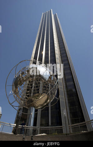 Les USA, New York, Manhattan, Columbus Circle, gratte-ciel, globe sculpture dans l'avant-plan, Banque D'Images