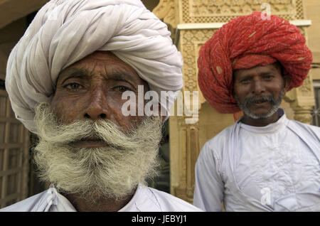 L'Inde, Rajasthan, Pushkar, deux hommes avec turban, medium close-up, Banque D'Images