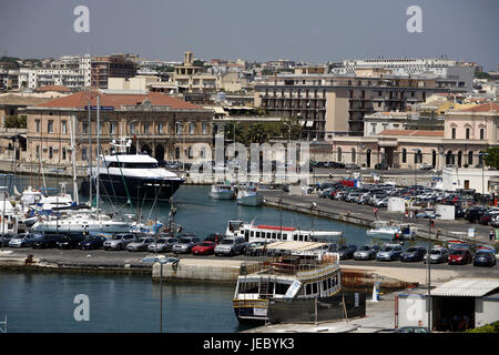 L'Italie, la Sicile, île de Ortigia, Syracuse, ville, port, le sud de l'Europe, Syracuse, ville, centre, les maisons, les bassins des ports, navires, bateaux, destination, tourisme, Banque D'Images