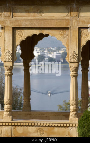 L'Inde, Rajasthan, Udaipur, vue d'un pavillon sur le lac Pichola avec coffre, Banque D'Images