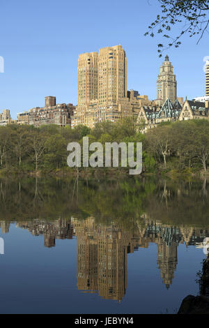 Les USA, l'Amérique, New York, Manhattan, Central Park, des tours se reflètent dans le lac, Banque D'Images