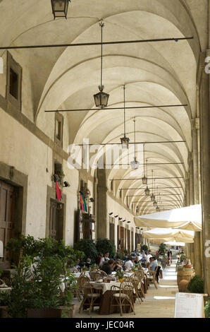 Italie, Toscane, Arezzo, Grand Place, restaurant sous les arcades dans la dépression, l'exploitation forestière Palazzo Banque D'Images