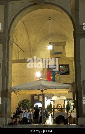 Italie, Toscane, Arezzo, Piazza grand, d'arcades dans le Palazzo la dépression l'exploitation forestière, Banque D'Images