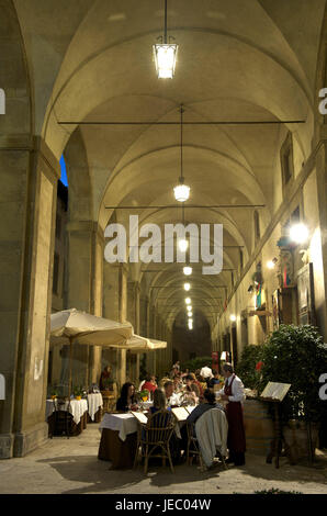 Italie, Toscane, Arezzo, Grand Place, restaurant sous les arcades dans la dépression, l'exploitation forestière Palazzo Banque D'Images