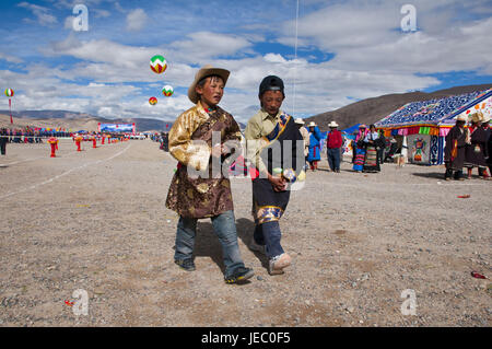 Les garçons habillés traditionnellement à la fête traditionnelle des souches en Gerze dans l'ouest du Tibet, l'Asie, Banque D'Images