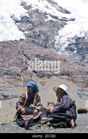 Dans le pèlerin de passage Karo-La, route de l'amitié, au Tibet, l'Asie, Banque D'Images