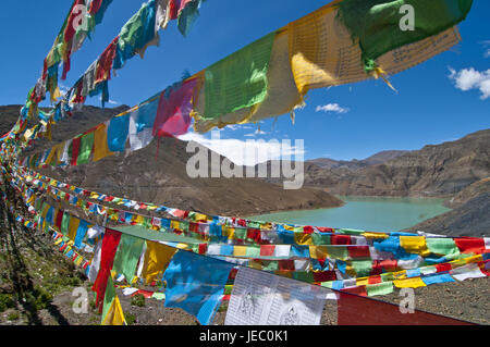 Les drapeaux de prières dans le passage Karo-La, route de l'amitié, au Tibet, l'Asie, Banque D'Images