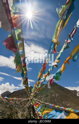 Les drapeaux de prières dans le passage Karo-La, route de l'amitié, au Tibet, l'Asie, Banque D'Images