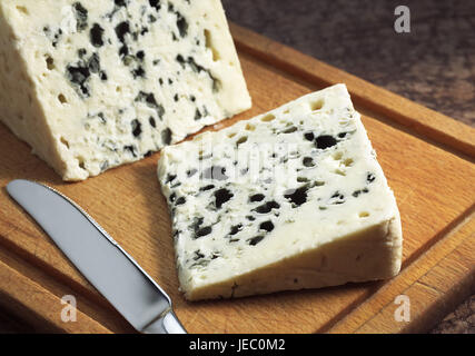 Le Roquefort, fromage français, la production de lait de brebis, fond blanc, Banque D'Images