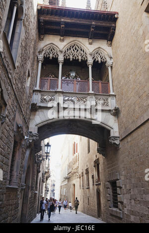 Espagne, Barcelone, gothique quatrième, Barri Gotic, Lane, façades, l'architecture, l'ISFH 'Bridge', Banque D'Images