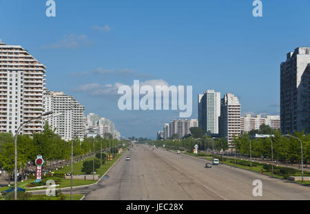 La ville, les immeubles à appartements à côté des rues vides, Pjongjang, la Corée du Nord, Banque D'Images