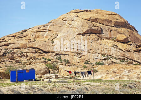 L'Afrique, la Namibie, l'Afrique du Sud-Ouest, région d'Erongo, Spitzkoppe, rock, l'érosion, Monolith, granit, la bile, le tourisme, l'habitation, petite maison conteneur, bleu, sec, corde, blanchisserie, Banque D'Images