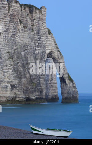 France, Normandie, Etretat, bateau de pêche sur la plage, au crépuscule, Banque D'Images