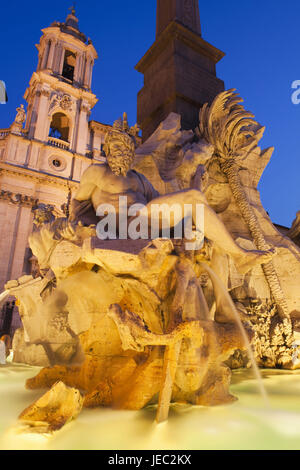 L'Italie, Rome, Piazza Navona, quatre-courant eh bien, le soir, Banque D'Images