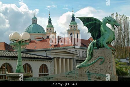 Dragon's pont sur la Ljubljanica flux à Ljubljana avec la cathédrale en arrière-plan, Banque D'Images