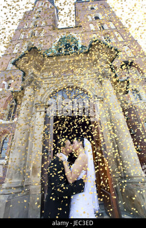 Mariée et le marié avant d'église, confettis, Kiss, Banque D'Images