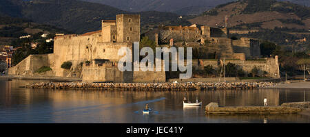 Europe, France, Collioure, Fischer sur un démarrage, en arrière-plan sur le château royal, Europe, France, Languedoc-Roussillon, Collioure, Département d'Pyrénées-East ale, tag, photo couleur, personne dans l'arrière-plan, bateau, bateaux, bateaux de pêche, bateaux de pêche, Architecture, bâtiment, structure, structures, serrure, serrures, culture traditionnelle, les eaux, l'eau, la mer, la mer Méditerranée, paysage, paysages, littoral, paysages côtiers, paysages côtiers, les côtes, l'océan, les océans, la géographie, les voyages, Destination, destination de vacances, le tourisme, tourisme, paroisse, paroisses, place, place, ville, communes, vue sur la ville, Banque D'Images