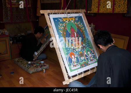 Peintre de deux productions d'une Thanka, peinture religieuse, Lhassa, Tibet, Asie, Banque D'Images