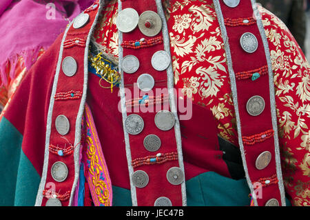 Vue détaillée des vêtements traditionnels au festival des souches en Gerze dans l'ouest du Tibet, l'Asie, Banque D'Images