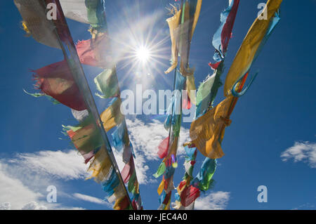 Les drapeaux de prières dans le passage Karo-La, route de l'amitié, au Tibet, l'Asie, Banque D'Images