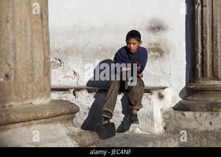 Guatemala, Antigua Guatemala, garçon, Maya, chaussures, nettoyages, le modèle ne libération, Banque D'Images