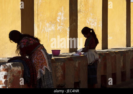 Guatemala, Antigua Guatemala, femme, fille, Maya, blanchisserie, lavage, le modèle ne libération, Banque D'Images