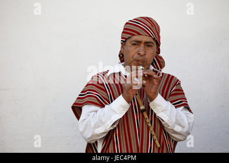 Guatemala, Antigua Guatemala, l'homme, Maya, faire de la musique, flûte, le modèle ne libération, Banque D'Images