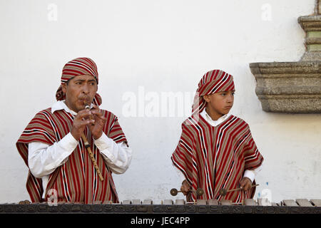 Guatemala, Antigua Guatemala, garçon, homme, Maya, faire de la musique, Marimba, flûte, le modèle ne libération, Banque D'Images