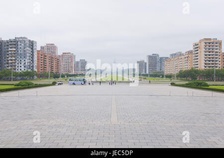 La ville, les immeubles à appartements à côté des rues vides, Pjongjang, la Corée du Nord, Banque D'Images